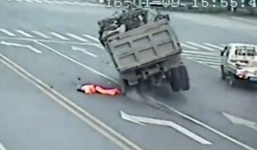 Công nhân vệ sinh thoát chết thần kỳ sau khi bị xe tải húc ngã