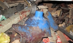 Cả gia đình dùng cưa cắt bình xăng, người vợ chết thảm