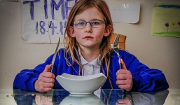 Kỳ lạ cô bé miễn nhiễm với ăn, ngủ, nghỉ duy nhất trên thế giới