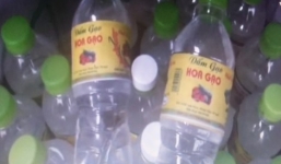 Kinh hoàng sản xuất dấm gạo bằng cách trộn axit với nước lã