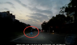 Video: Sang đường ẩu, người phụ nữ bị ôtô đâm sượt qua người