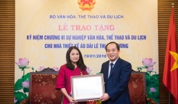 'Nàng thơ áo dài' Lan Hương nhận kỷ niệm chương của Bộ Văn hóa