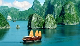 Du xuân khám phá Vịnh Hạ Long 