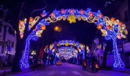 Chùm ảnh: Đường phố Hà Nội đón Tết khác lạ