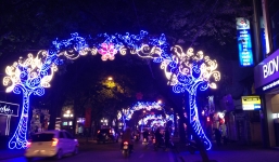 Chùm ảnh: Đường phố Hà Nội đón Tết khác lạ