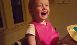 Em bé cười sặc sụa chê bố nói sai gây sốt YouTobe