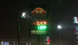 Giá xăng tại Mỹ chỉ còn 2.800 đồng/lít