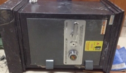 Nhân viên kỹ thuật trộm két sắt bệnh viện rồi khiêng về nhà để phá