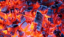 Cụ bà chết cháy do sưởi ấm bằng than