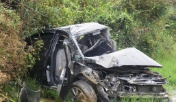 Tàu hỏa đâm ôtô 'ngã' xuống ruộng, hai người tử vong