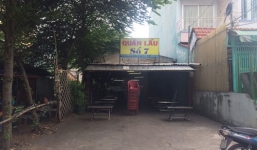 Vợ chồng chủ quán nhậu cầm ghế nhựa đánh văng khẩu súng trên tay thanh niên