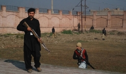 Xả súng điên cuồng tại trường ĐH Pakistan, hơn 80 người thương vong