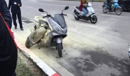 Hà Nội: xe máy PCX bất ngờ phát nổ, bốc cháy dữ dội