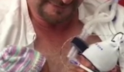 Video: 2 bé song sinh tí hon nắm tay nhau ấp trong ngực bố