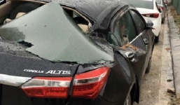 Xe cẩu đứt dây cáp, máy phát điện đè nát xế hộp