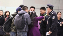 Fan nữ gào khóc lăn ra sân bay đòi tặng quà cho Hoắc Kiến Hoa