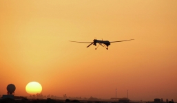IS chế máy bay không người lái mang vũ khí