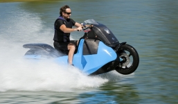 Độc đáo mẫu mô tô “lưỡng thể” chạy được trên mặt nước