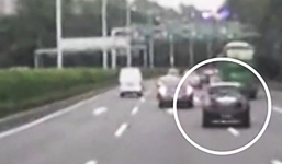 Video: Nữ quái xế đánh võng trên đường cao tốc