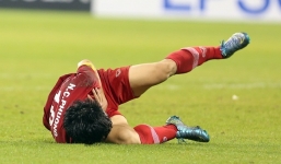 Công Phượng nhập viện khẩn cấp sau pha va chạm với cầu thủ UAE