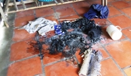 Tháo dỡ căn nhà tự nhiên bốc cháy của bà lão 80 tuổi ở Đồng Tháp