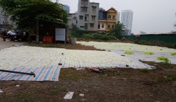 Tiêu hủy 250kg nguyên liệu làm mứt bẩn phơi dưới nền đất