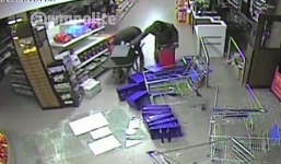 Video: Trộm liều lĩnh lao xe tải đâm sập siêu thị để hành nghề