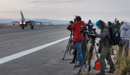 Video: Phóng viên quốc tế mục kích căn cứ không quân Nga ở Syria