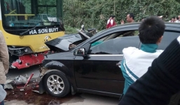 Xe buýt đấu đầu xe ô tô, một bác sĩ tử vong