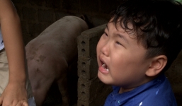 Xuân Bắc hốt hoảng vì bé Bi trượt chân ngã khi đang say sưa hát