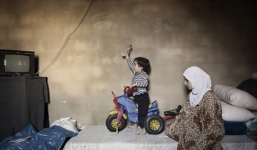 Bộ ảnh xúc động về bé gái 'không có tuổi thơ' ở Syria