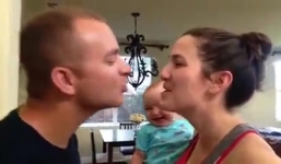 Bé phản ứng thế nào khi lần đầu thấy bố mẹ hôn nhau?