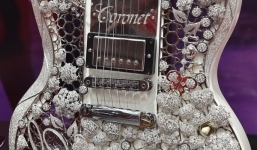 Cận cảnh cây guitar nạm vàng, kim cương đắt nhất thế giới