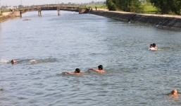 Chèo thuyền ra giữa hồ chụp ảnh, 2 học sinh chết đuối