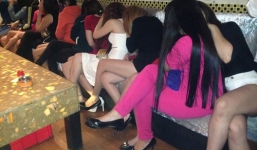 Đột kích quán karaoke, phát hiện 2 nữ tiếp viên 14 tuổi