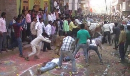 Kinh hoàng người nằm ra đường cho bò hung hãn dẫm đạp cầu may