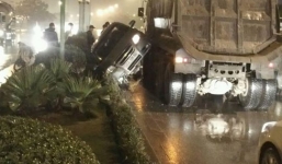 Hà Nội: tạt đầu xe tải, xế hộp bị đâm xoay 180 độ