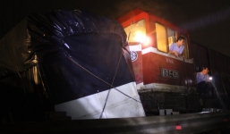 Tàu hỏa đâm đứt đôi xe tải 7 tấn, đầu xe văng xa 40m