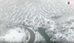 Video: Choáng ngợp cảnh Trung Quốc trắng xóa tuyết trên diện rộng