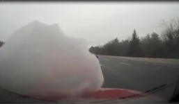 Video: Hy hữu tảng băng từ xe trước đập vỡ cửa kính xe sau