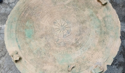 Cuốc đất trồng sắn, phát hiện trống đồng cổ quý hiếm