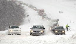 Nước Mỹ tê liệt vì bão tuyết