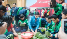 Ngọc Hân cùng các em học sinh gói bánh chưng tặng trẻ miền núi