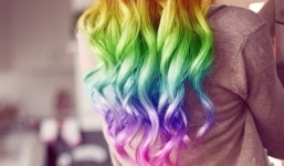 Sinh viên bị cấm thi vì nhuộm tóc lòe loẹt có quá nặng?