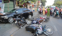 Tài xế buồn ngủ đạp nhầm chân ga, ô tô húc hàng loạt xe máy