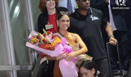 Tân Hoa hậu Hoàn vũ trở về Philippines sau 2 tháng đăng quang