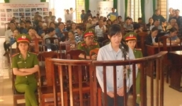 Thiếu nữ lột áo, lăng mạ cảnh sát giao thông lãnh 9 tháng tù