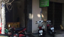 Dùng kéo kề cổ người chơi ở tiệm điện tử để cướp tiền