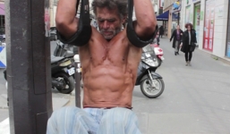 Kỳ lạ người đàn ông đi ăn xin để tập thể hình