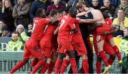 Video: HLV Klopp bị học trò đấm gãy kính sau màn ăn mừng quá khích